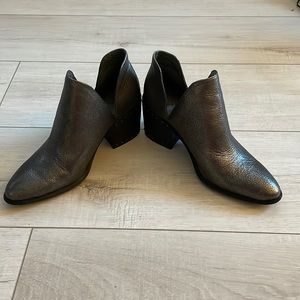 Vince Camuto PETRAN Silver Grey Metallic Booties 7.5